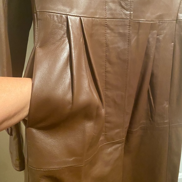 BCBG MaxAzria Brown leather trench coat, belted with pleated back size 12 - Picture 10 of 12